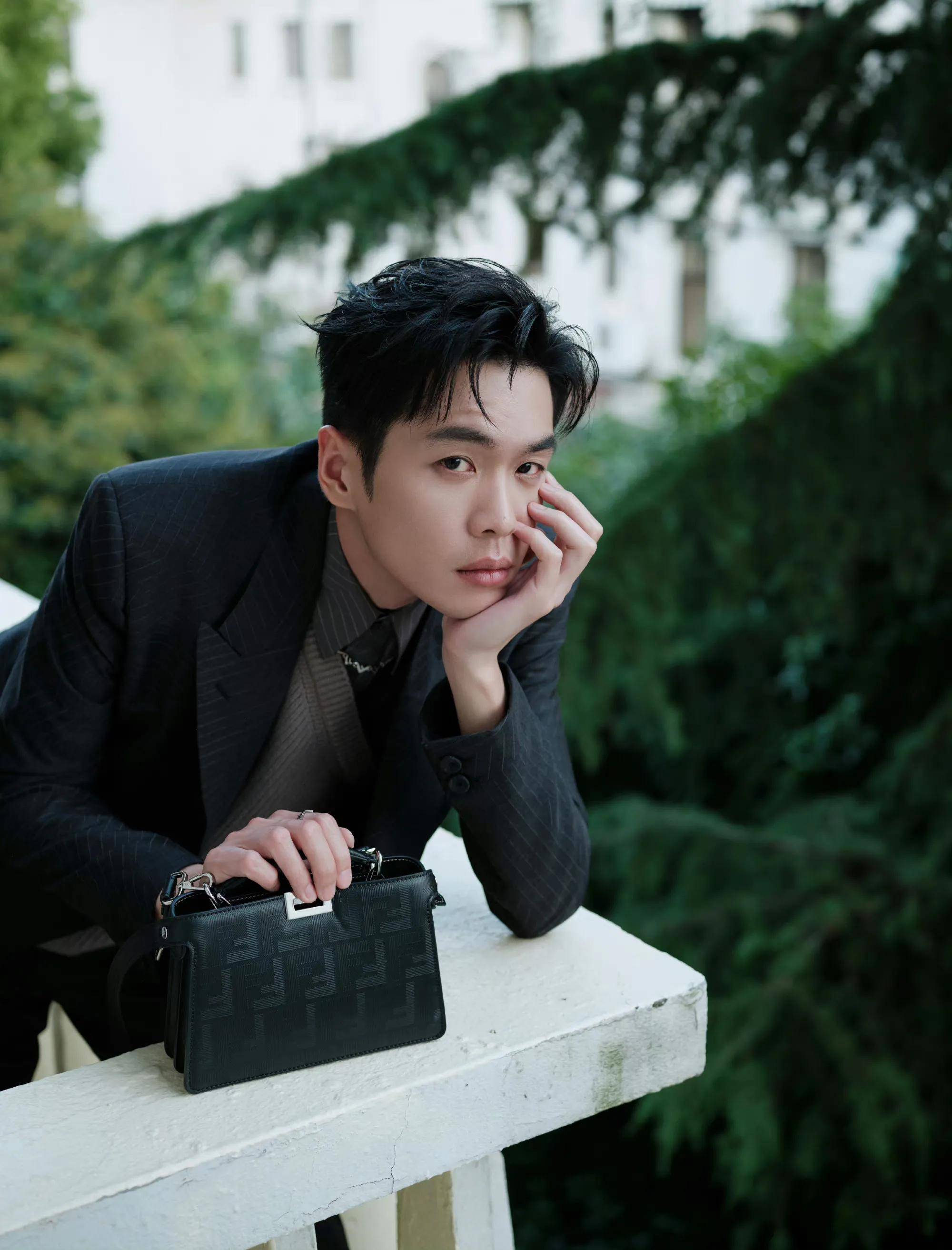 fendi最新活动看点:张若昀唐艺昕合体 杨颖素颜能打身材比例太绝_状态