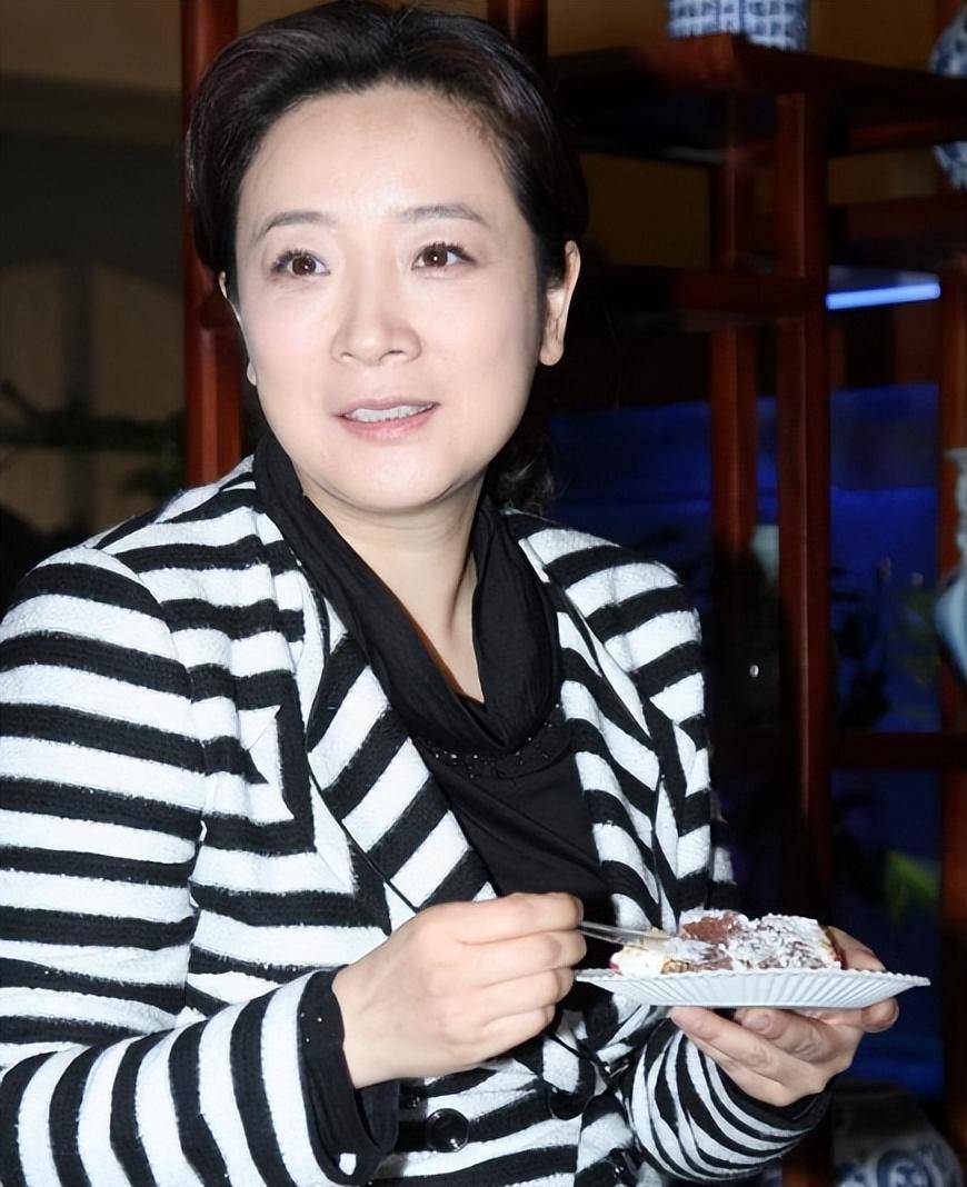 在儿子刘恒甫出生后,陈小艺决定将重心放在家庭上,暂时放下事业.