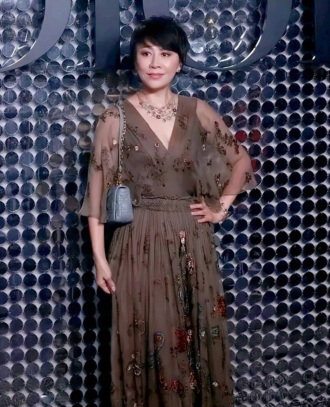 刘嘉玲是至尊贵妇,穿绣花裙,项链65万珠宝,仙气不凡_面料_衣服_款式