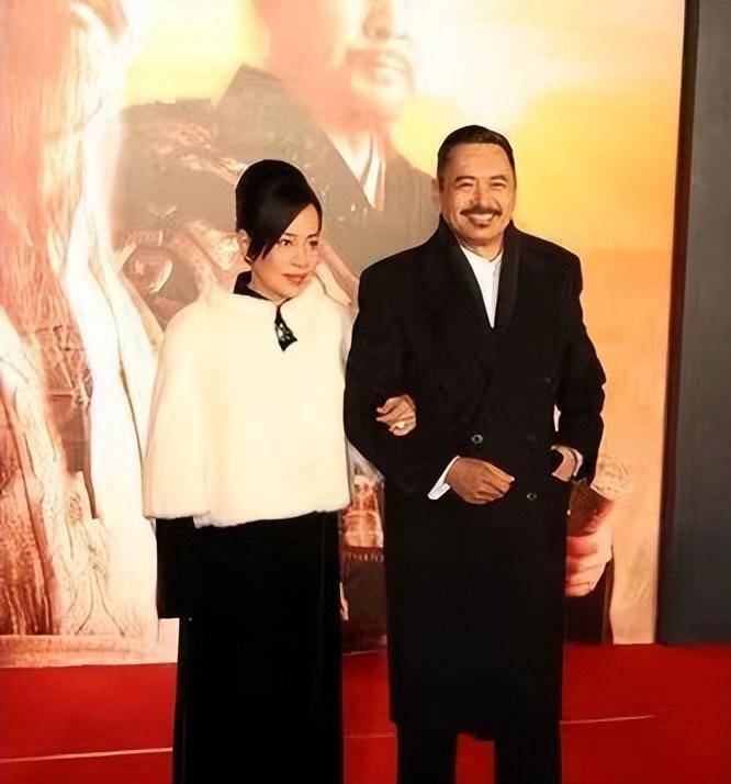 周润发老婆看不出有63岁,用披肩配丝绒裙,看着低调却很有贵气感