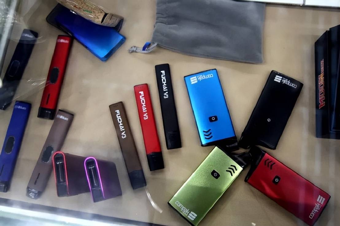 电子烟液体含有大量的化学物质,例如甘油,丙二醇等,这些物质的挥发和