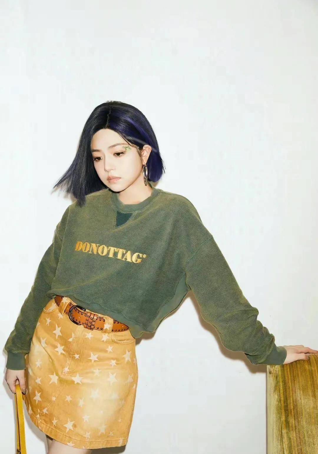 为了照顾造型,陈妍希将头发剪短了,冷酷的铁锈色,整个人酷酷的,满满的