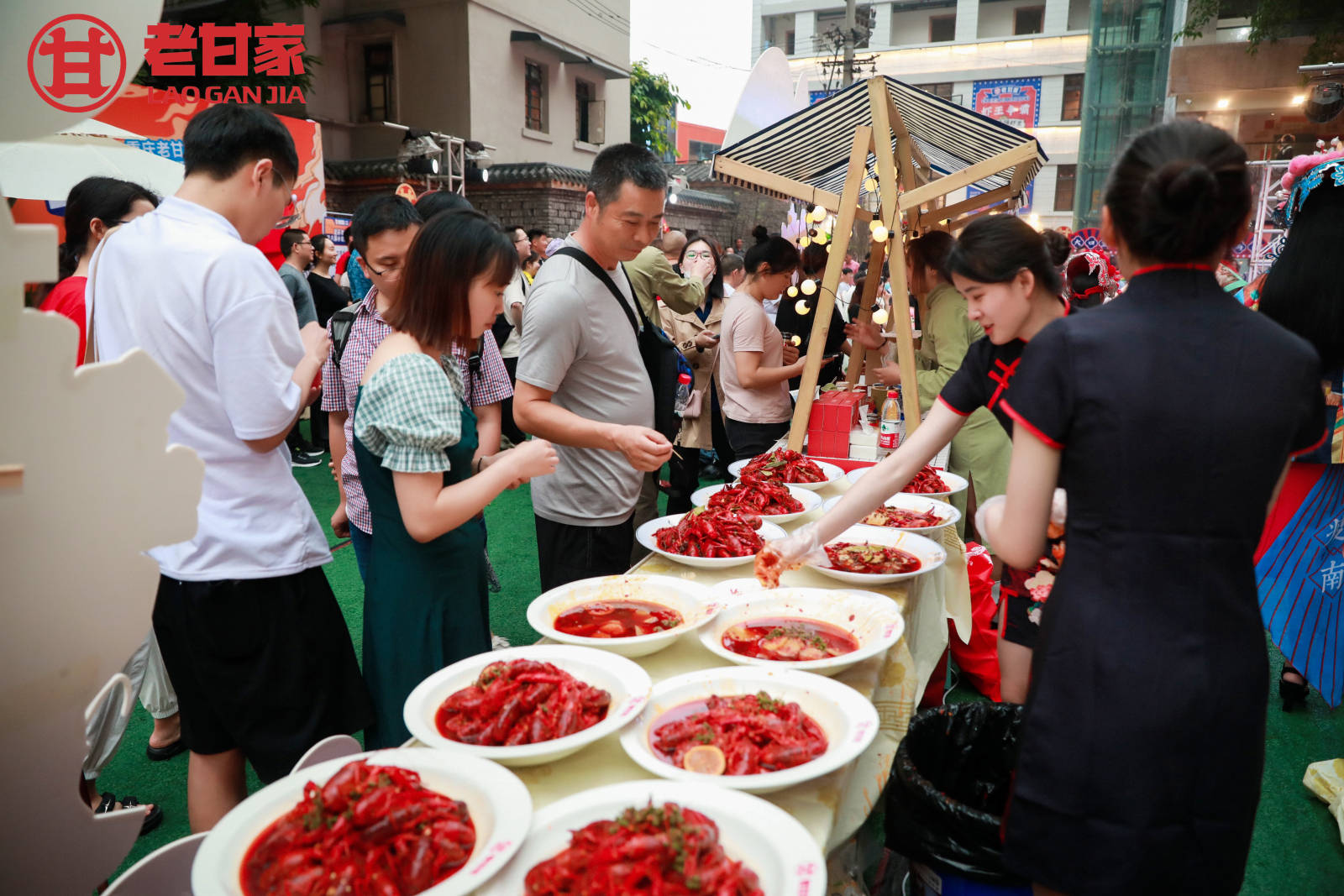 重庆举办老甘家第八届小龙虾啤酒节_招牌_门店_时候