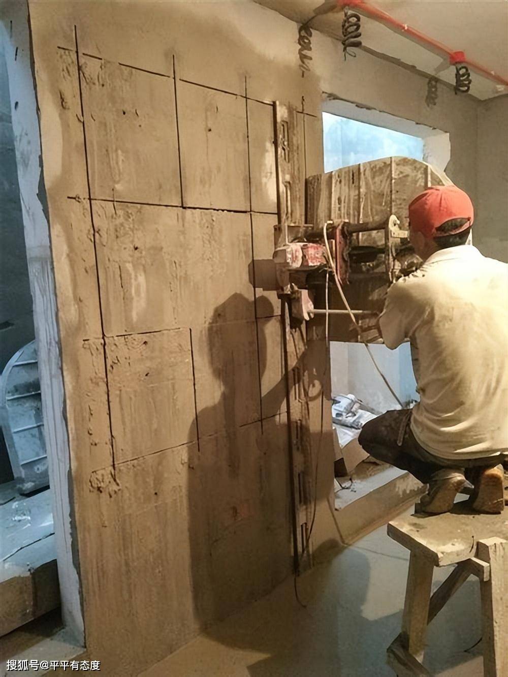 业主装修不给钱,工人现场暴力拆除,合法吗?