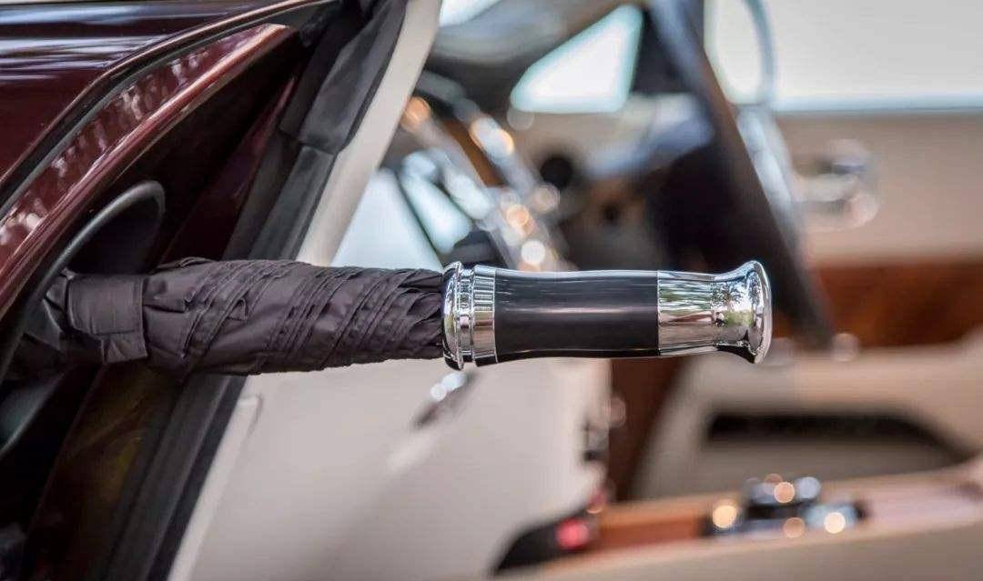 在众多豪车品牌中,劳斯莱斯(rolls-royce)一直以其高贵,奢华和气派的