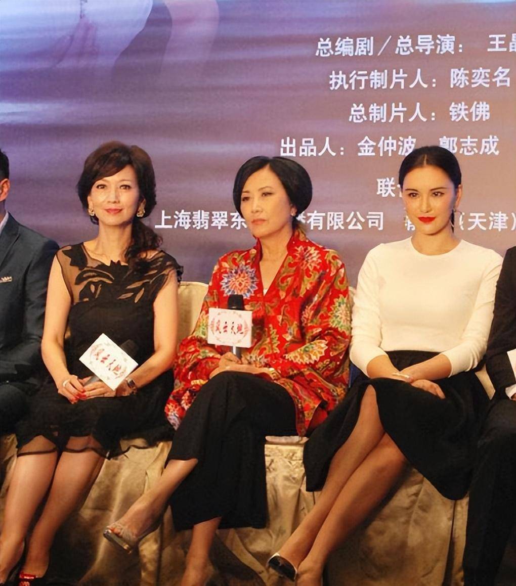 汪明荃赵雅芝两大不老女神同框,一个优雅婆婆,一个娇艳似少女_西装