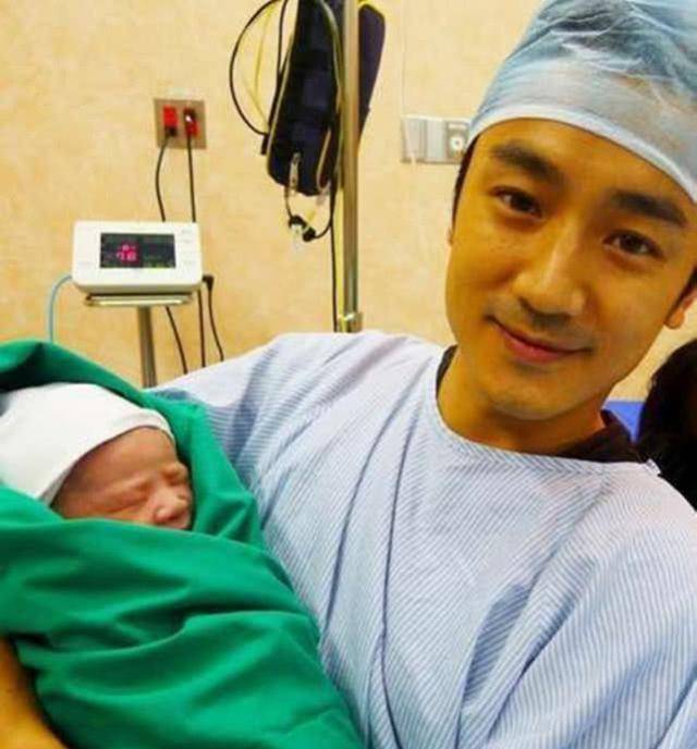 他的第一任女友是头些年名气很大的林韦君,据悉在她还没有大火的时候