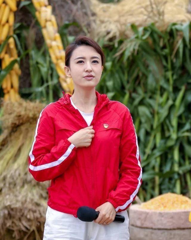 央视美女张蕾撩头发图片:网友:国泰民安脸,端庄大气!_生活_观众_显得