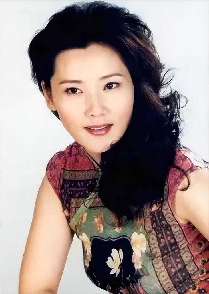 这一次,一向娇滴滴的何赛飞怒了,明星收入的"底裤"都被扒掉了