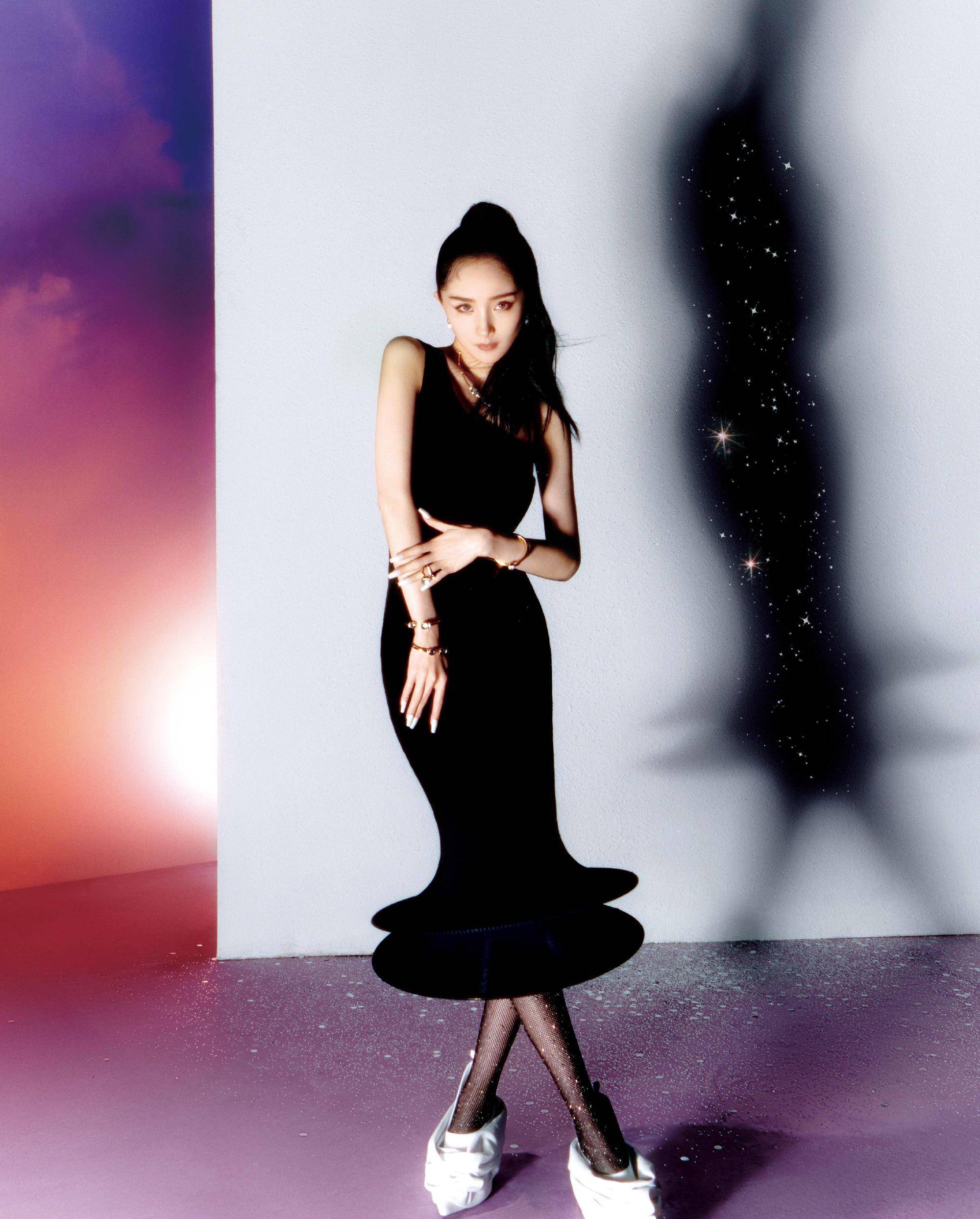 杨幂wonderland二月刊封面,抹胸皮衣性感撩人,露腿露背大秀身材_黑色