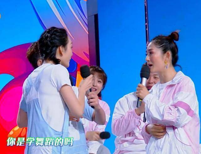 《快本》王鸥转晕重重摔倒,何炅飞奔救援查看,谢娜吴昕都没发现_游戏