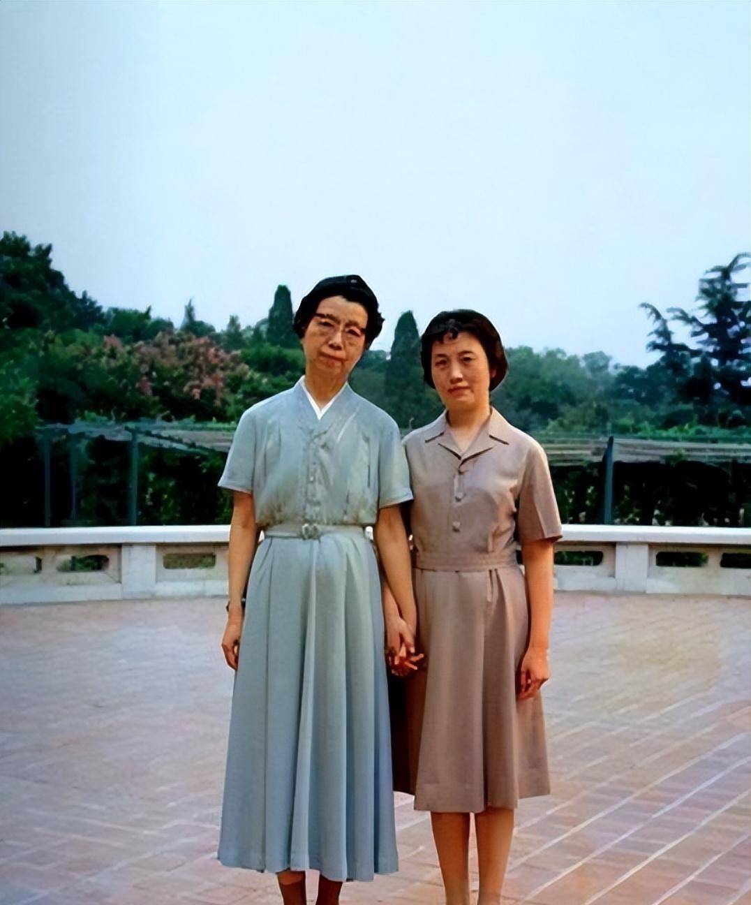 “裙子”1975年，江青和张玉凤合影，江青穿的是自己设计的“江青裙”