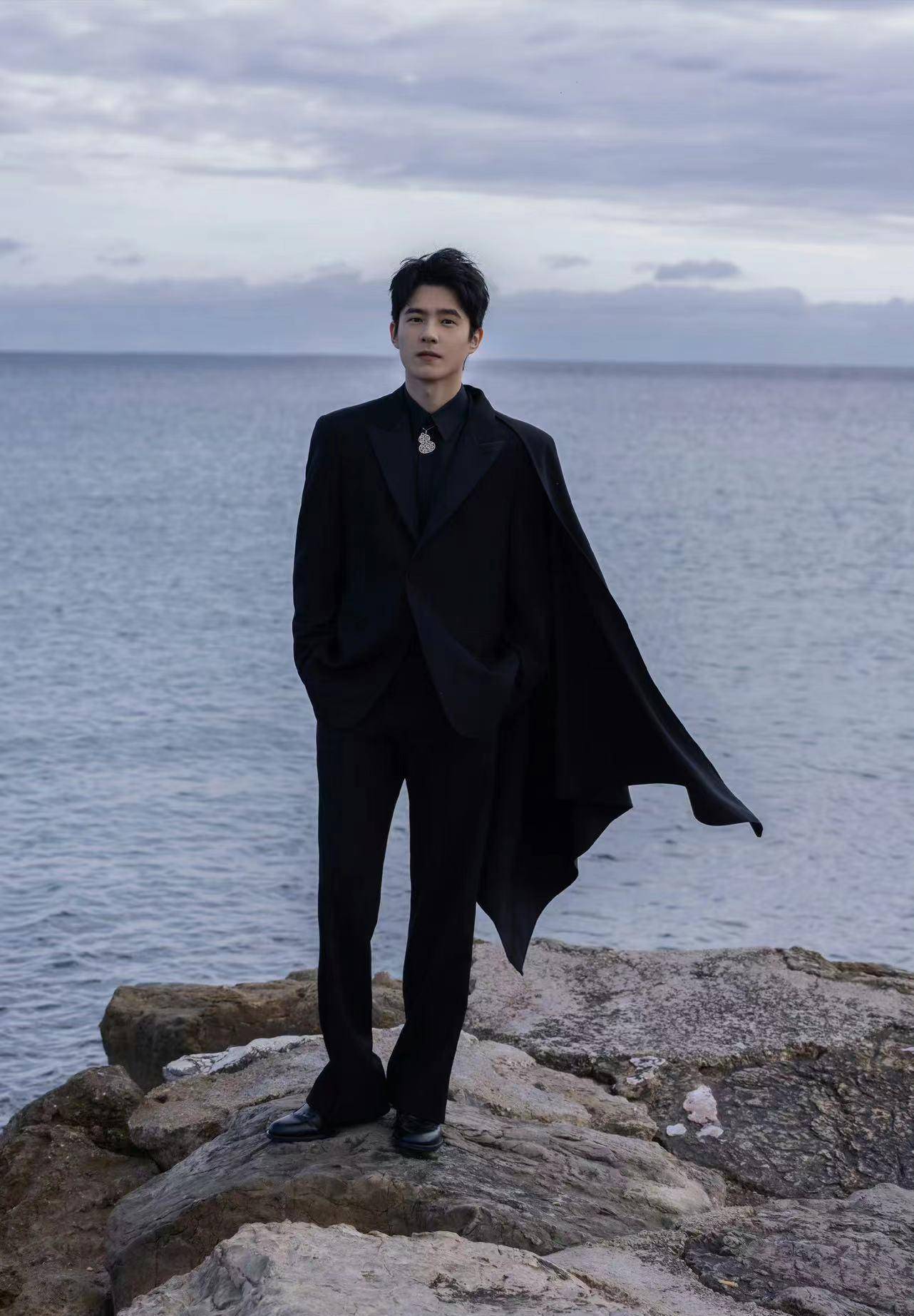 周凉雨刘昊然曝恋情后首同框!相视一笑女方显直接,男方害羞转头