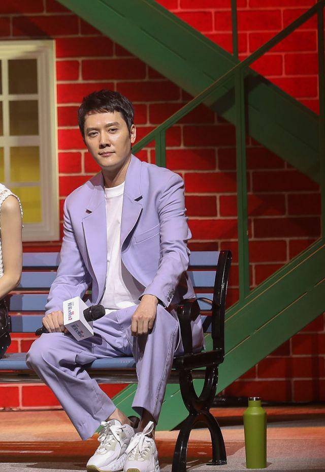 一身蓝紫色西服的冯绍峰,非常帅气干练,配一双老爹鞋更是时尚无比.