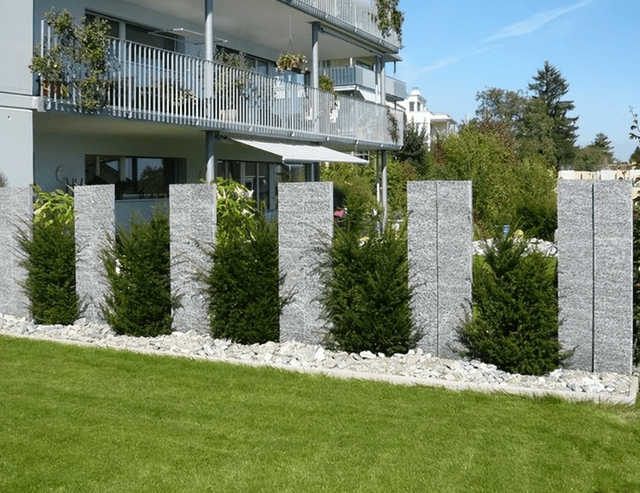 院墙的做法,也说的不少,除却实砖墙,镂空墙之外,如今又多了一种,间隔