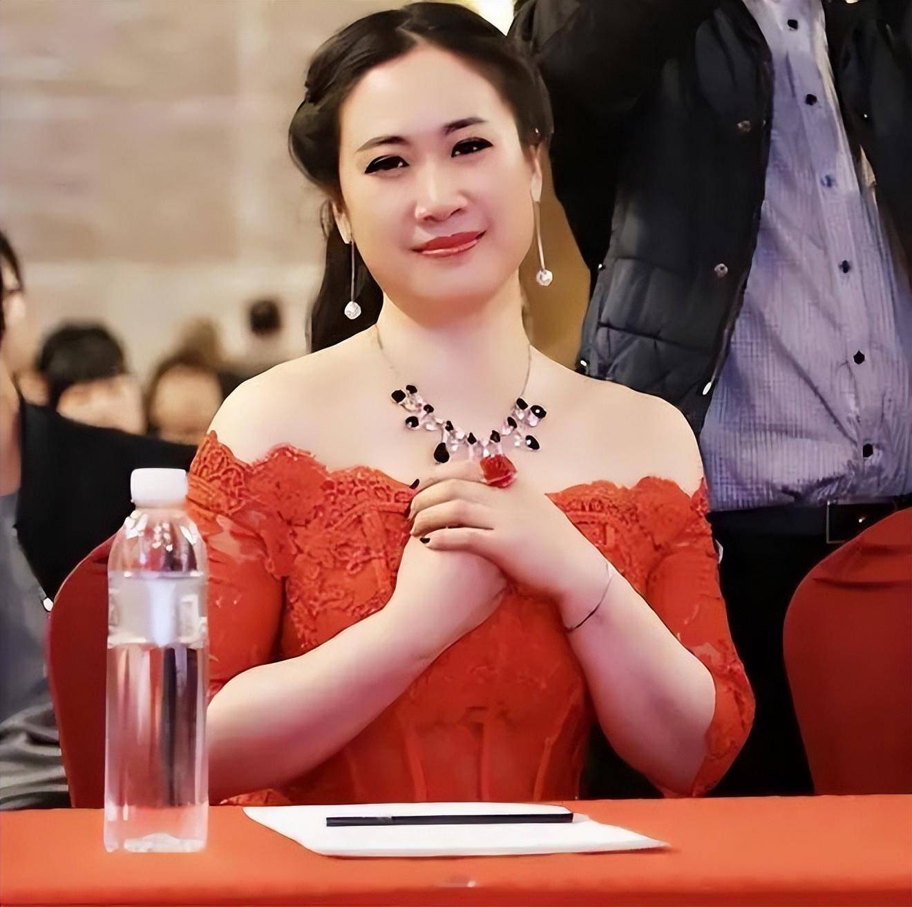 初代网红"芙蓉姐姐"消失18年,从全民嘲讽到身价过亿,她到底经历了什么