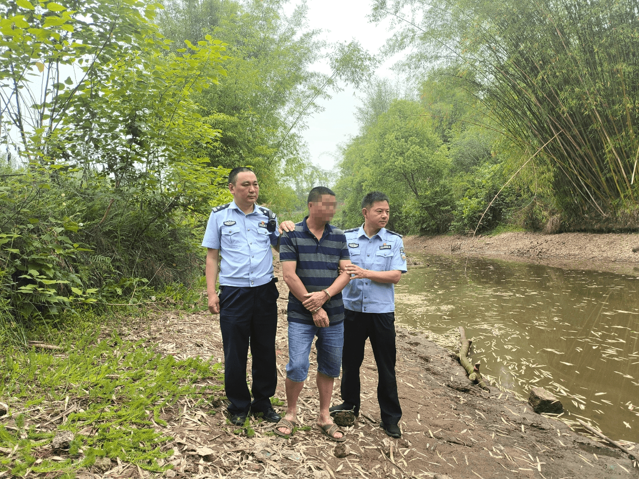 5月14日晚23时许,荣昌区公安局食药环侦支队联合盘龙派出所,荣隆
