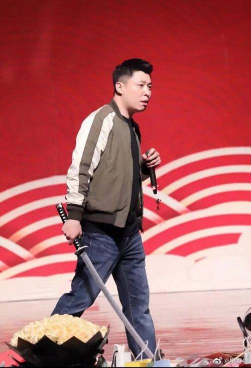 郭德纲之子,德云社持刀护卫,这么大的字,没人敢跟他做_李鹤东_兄弟