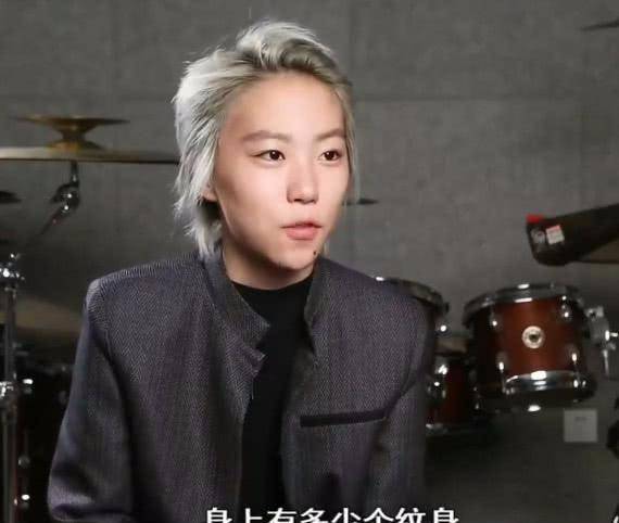 窦靖童与密友车旁热聊,大口抽烟动作娴熟?七处纹身下巴最明显?