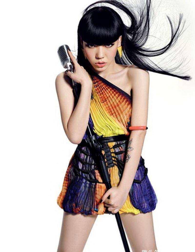 上得了时代广场,接得了县城商演,从顶流到糊咖她究竟咋想的_吴莫愁