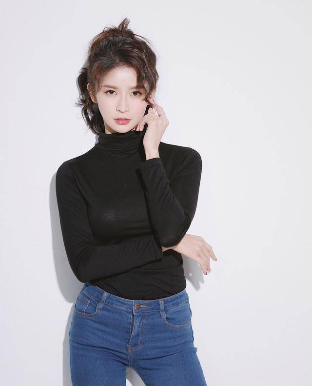 《青你2》蔡卓宜穿紧身卫衣裙_女孩子_绅士_造型