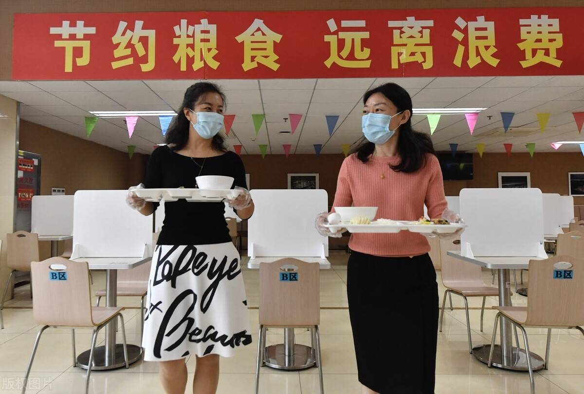 公务员食堂也是福利，2元一顿工作餐，胜过20元外卖！（公务员食堂有三餐么嘛）
