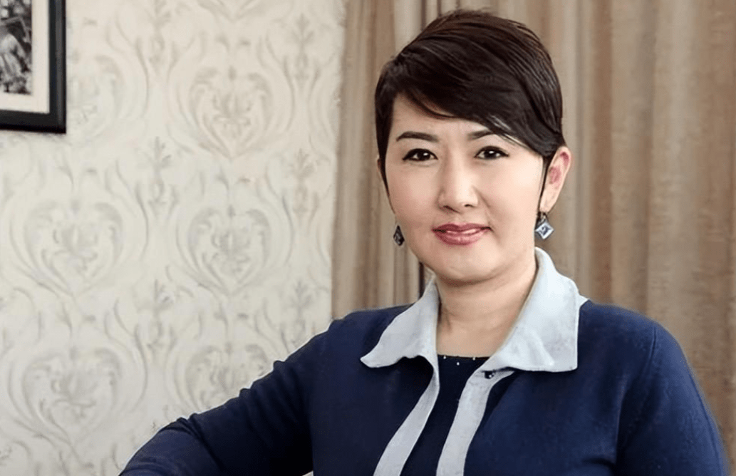 蒙古女外长穿黑色风衣挥手送别,长筒靴时髦_吉特_布丽_媒体
