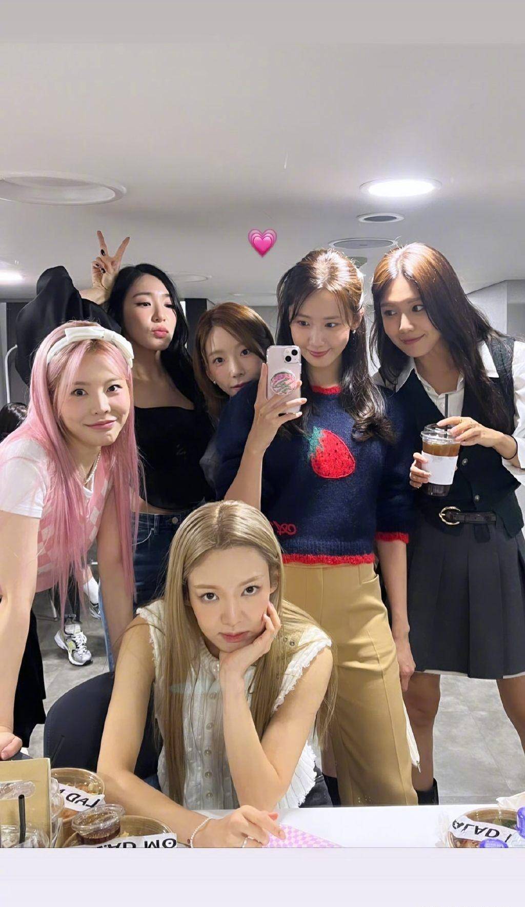 少女时代由林允儿,金泰妍,郑秀妍,李顺圭,黄美英,金孝渊,权侑莉,崔