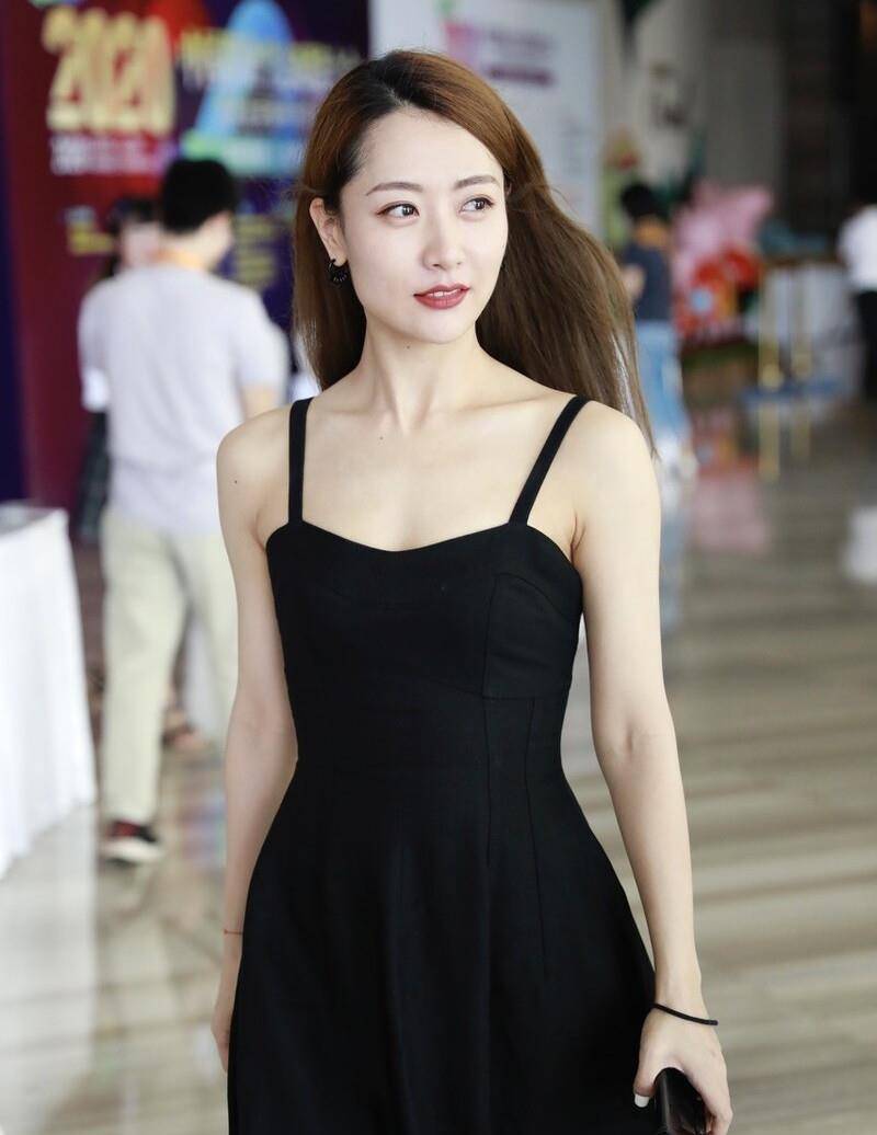 白冰一出场便是惊艳,一袭黑色吊带裙配小白鞋,美得不像35岁_身材_气质