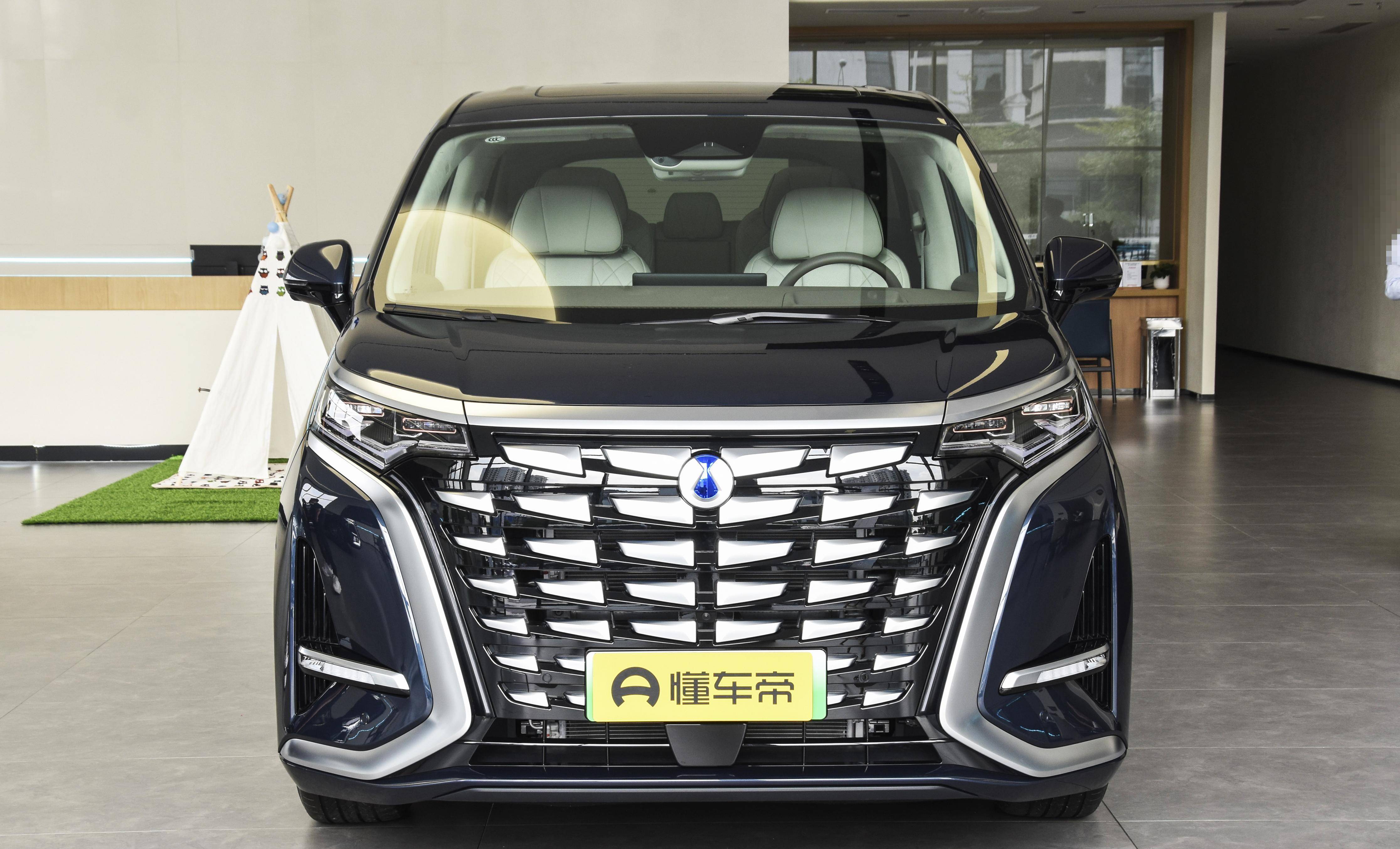 商用家用皆可的新能源mpv,腾势d9 dm-i,7座,配双独悬!