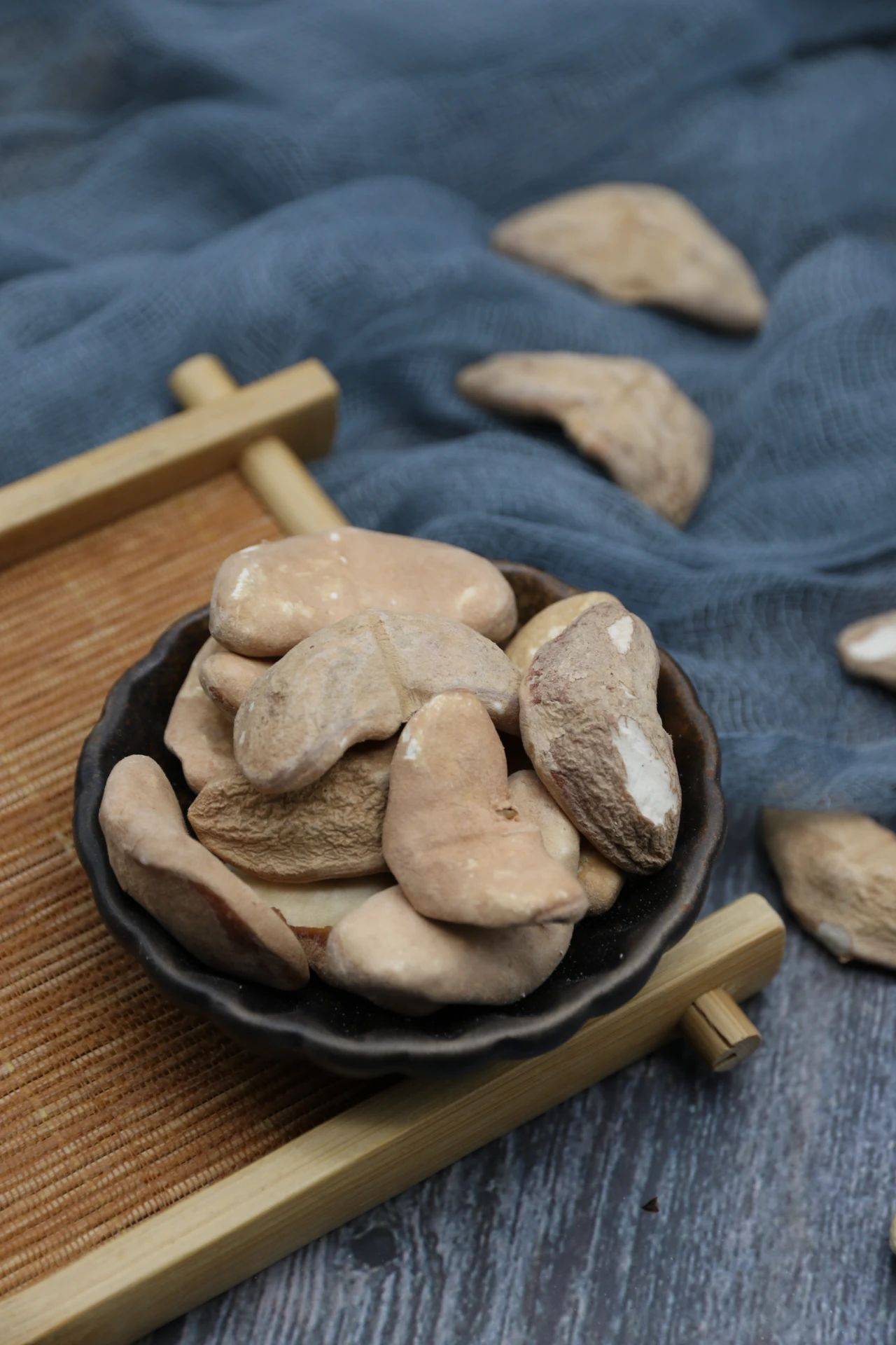 菱角与莲藕性味相似生菱角性味甘凉适量食用可清热解暑秋季生吃