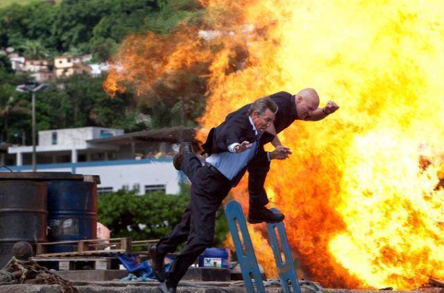 这首歌吐槽自己,好莱坞动作片里的硬汉主角们,身后爆炸再响亮,他们也