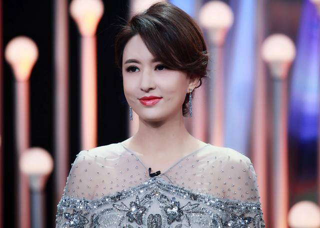 张蕾搭档康辉主持特别节目,离开央视后事业发展出现转机?