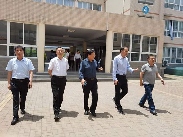 南阳农业职业学院党委书记张士君,副校长张天伟,李河江,王传凯等对