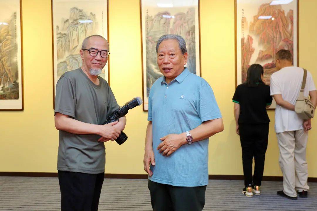 霍然,包仲川在画展现场张洪千,谷伯言,刘金强在画展现场左起:张晋,史