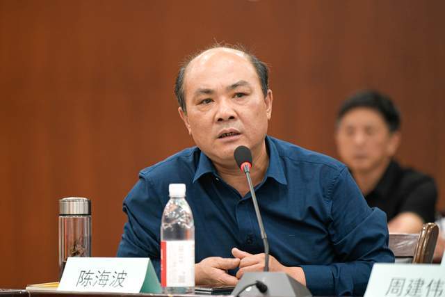 地质大学(武汉)本科生院常务副院长,环境学院教授,博士生导师周建伟说