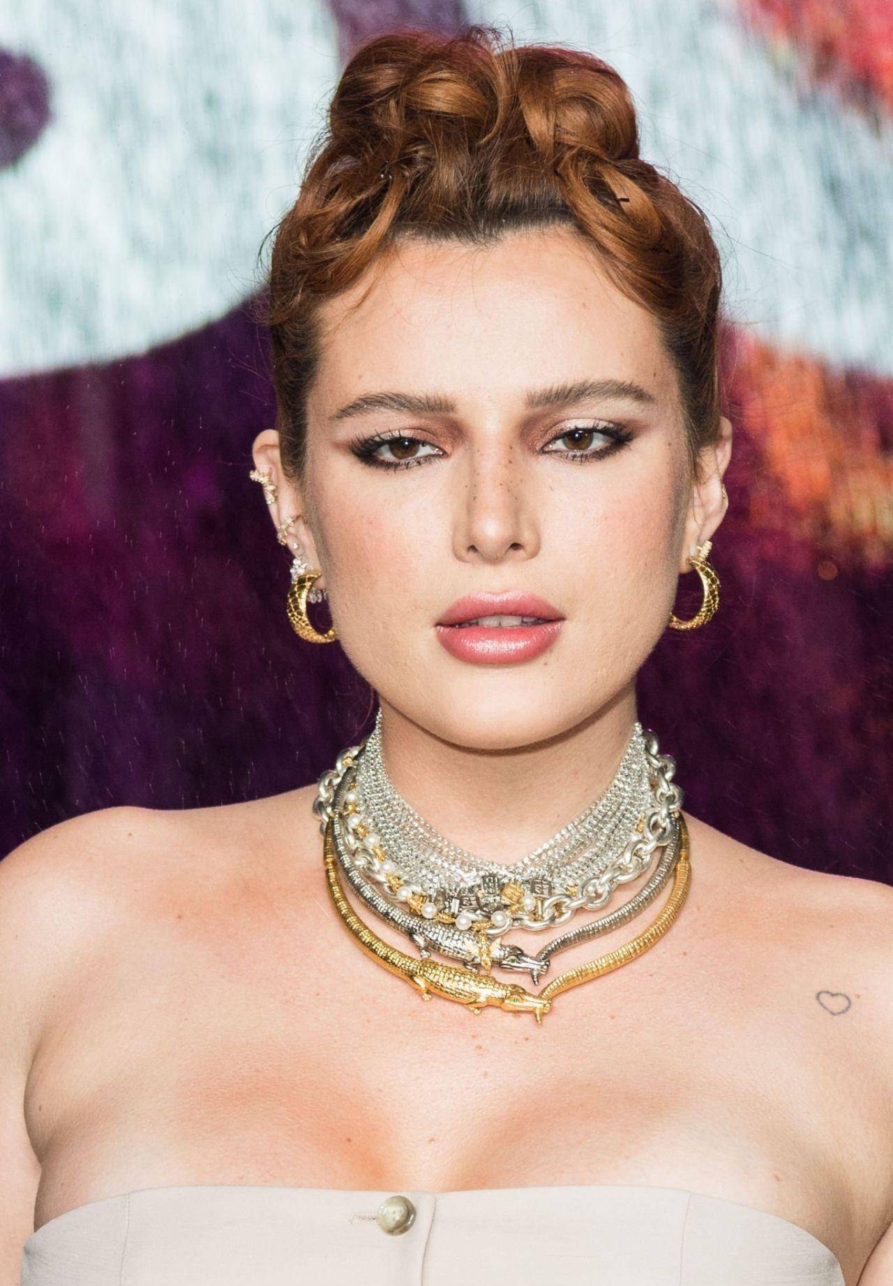 演员贝拉·索恩身着白色西装现身时尚发布会,时尚靓丽的外表气场强大