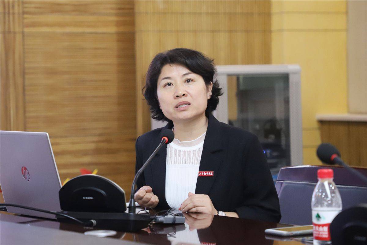 李燕教授高级翻译学院蒋小军副院长合影留念返回搜狐,查看更多