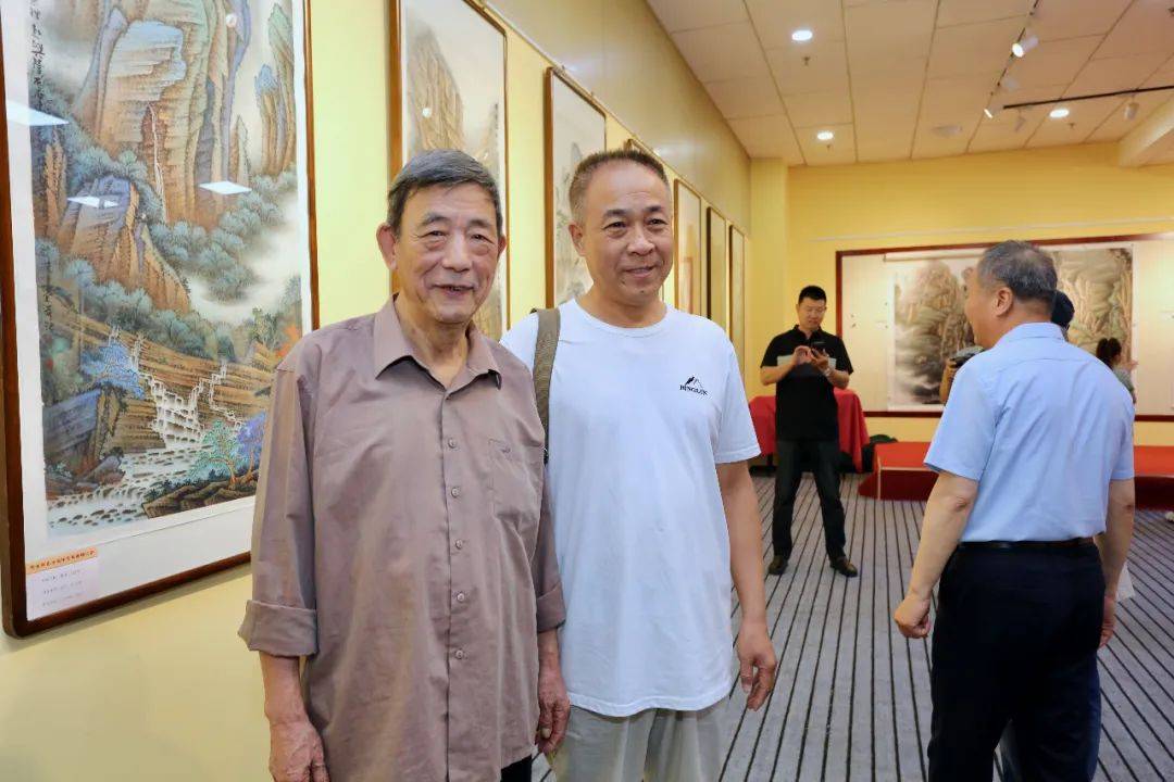 现场霍然,包仲川在画展现场张洪千,谷伯言,刘金强在画展现场左起:张晋