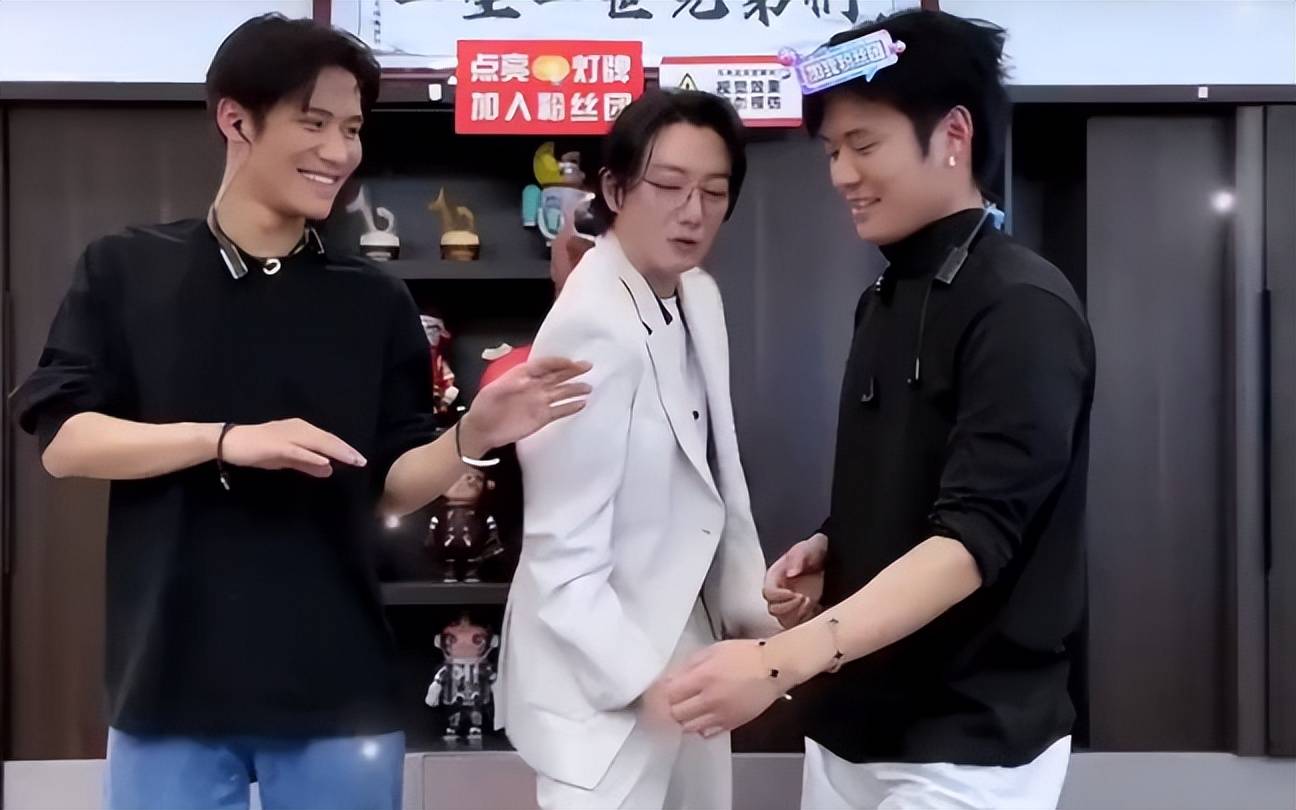 与高挑美女牵手依偎,曾和董璇恋爱_苏小玎_短发_媒体