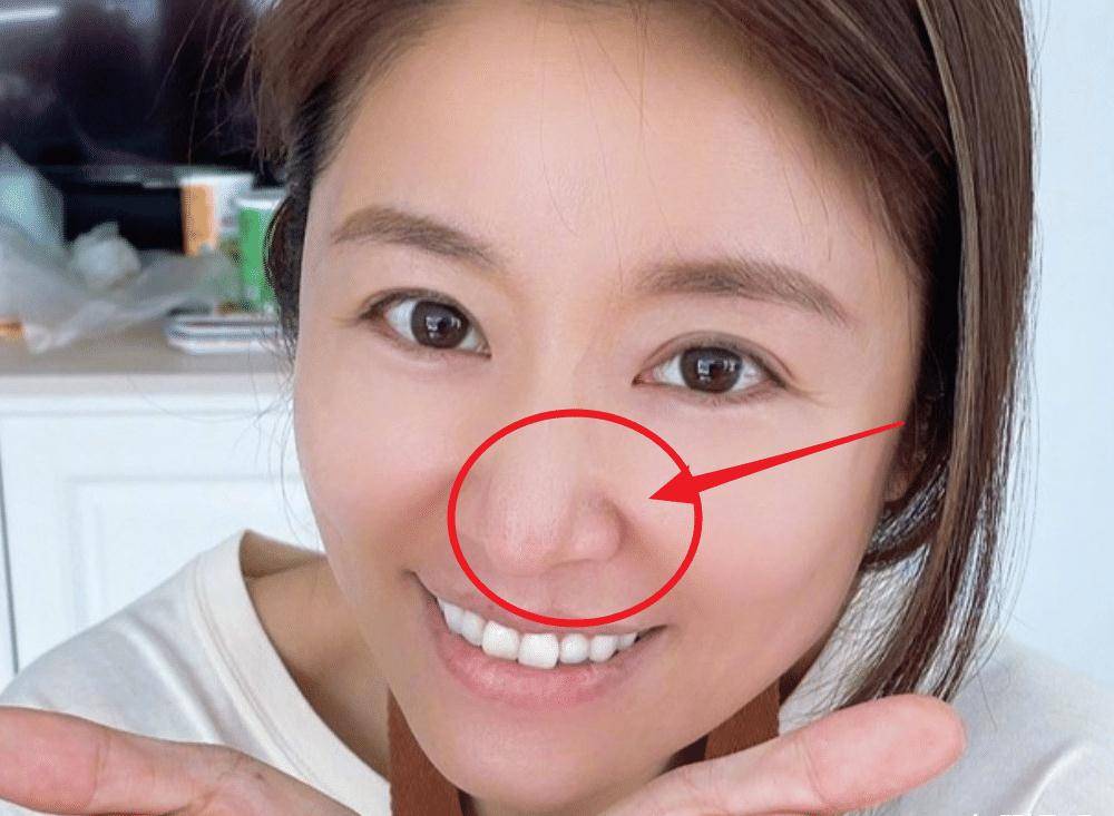 45岁林心如自制甜点,素颜却暴露真实颜值,皮肤毛孔粗大让人看愣_状态