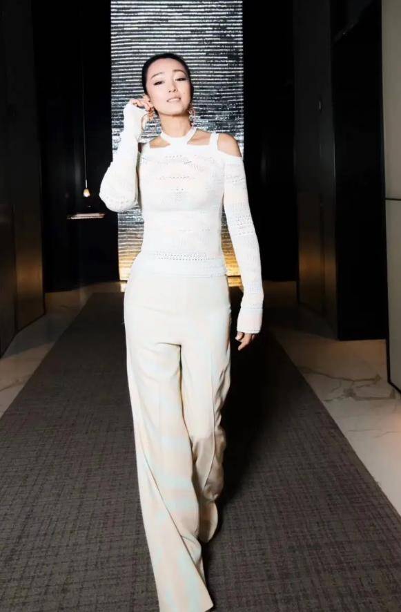 巩俐气场无敌!一身白衣,高级有国际范,美貌有辨识度_白色_时尚_设计