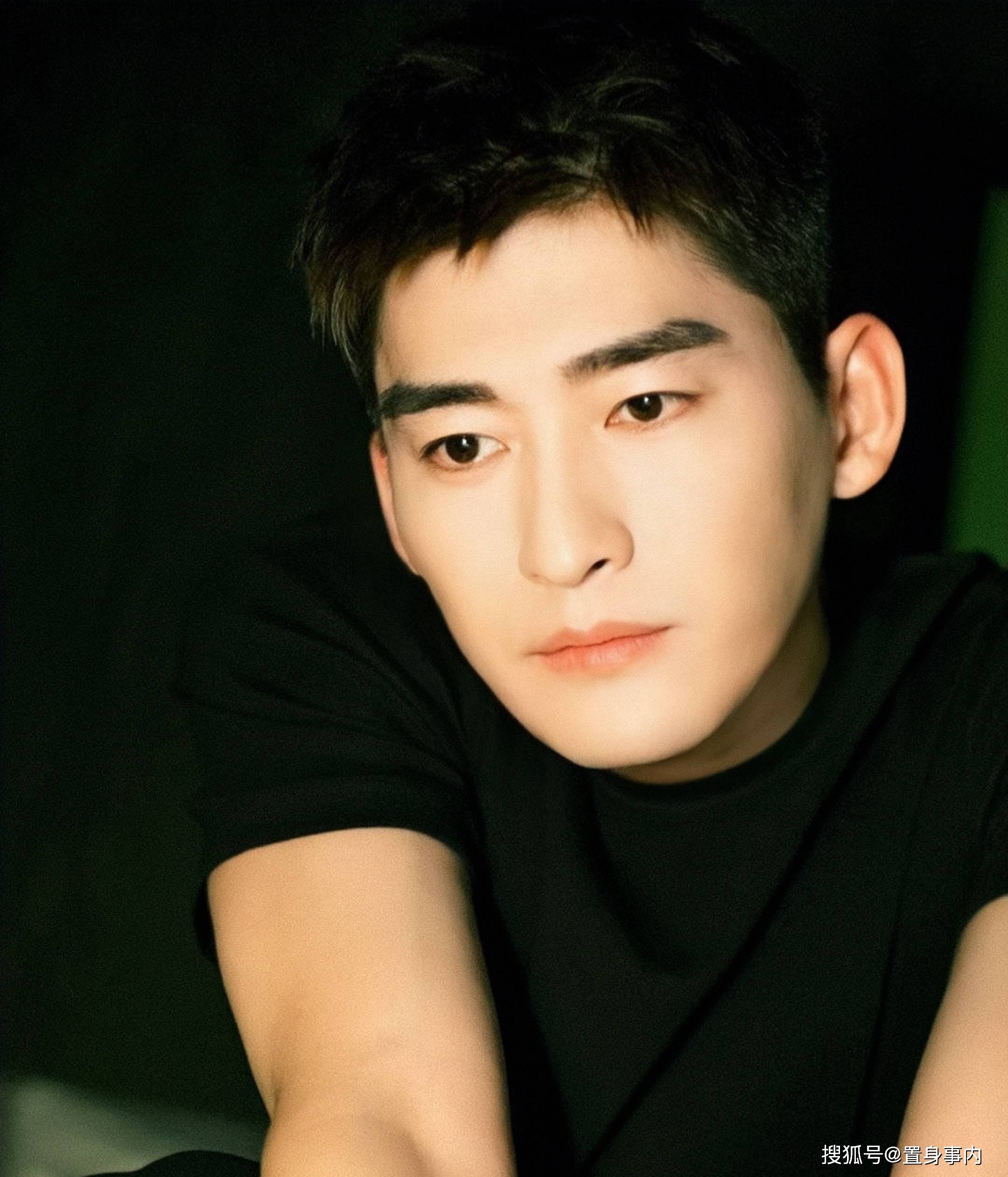 出名后有媒体扒出这件事,在接受采访时张翰表示:这是一个错误,是一件