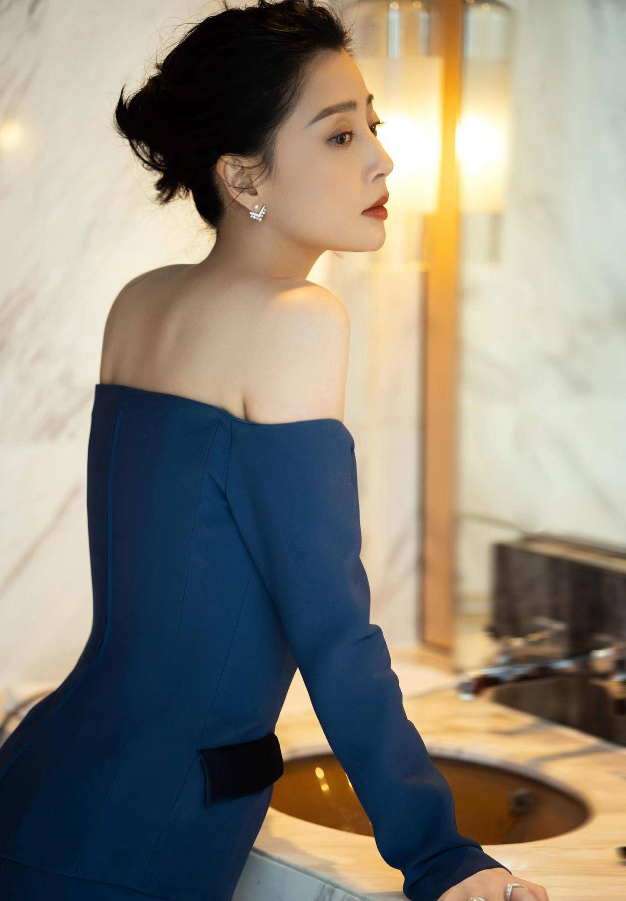 殷桃越瘦,气质越出众,穿一身蓝色一字肩西装,气场强大,难敌_时尚_衬衫