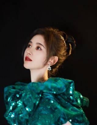 鞠婧祎港风造型再出圈,美成豪门大小姐,却被网友发现不是原创