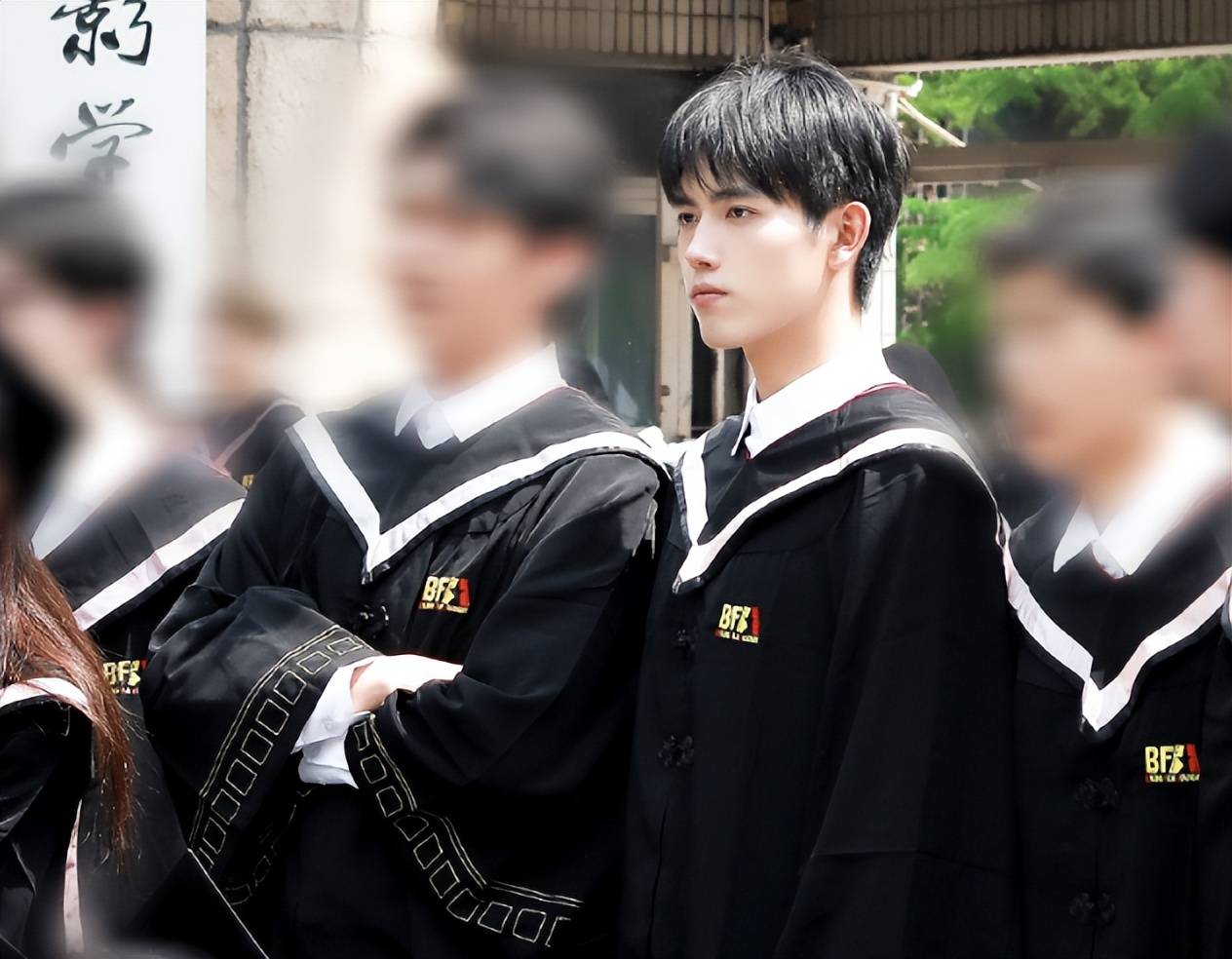 陈飞宇和同学们站在一起,形象气质十分突出.