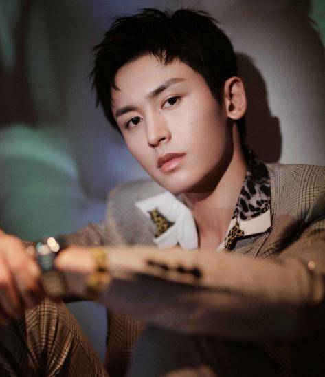 分手后,赵丽颖首接历史古装新剧,看清30岁男主:断网也要追_张哲瀚