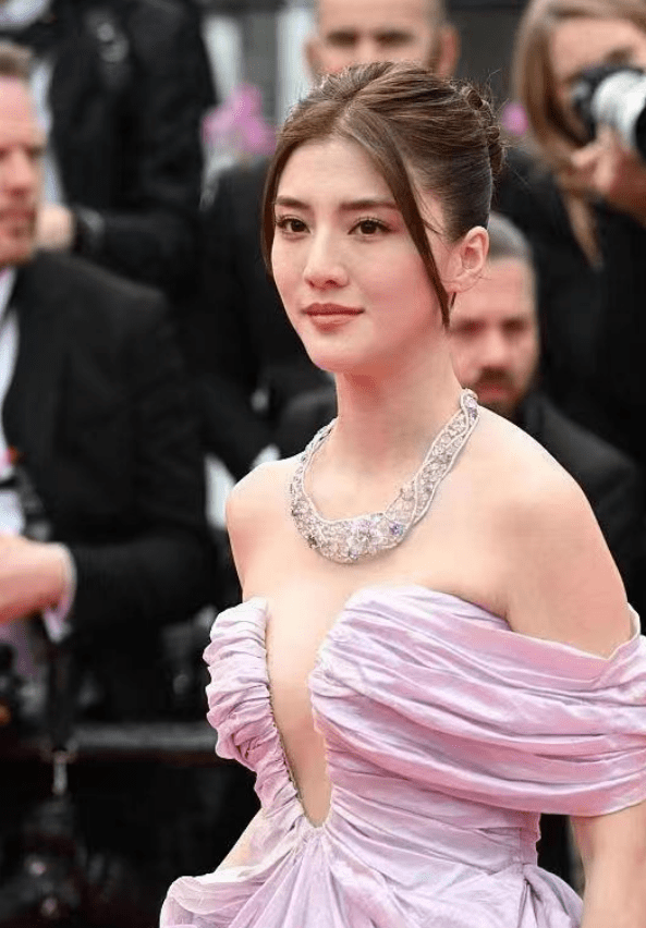 吴千语戛纳秀好放得开,打扮似东方公主裙,但满身褶皱太廉价_显得_长裙