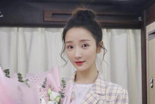 《小娘惹》:肖燕的努力不负收获,没有开挂命就不能翻身?