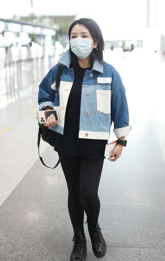 何洁私下里这么会打扮,蓝白拼接夹克穿着好帅气,微胖身材也很美_外套